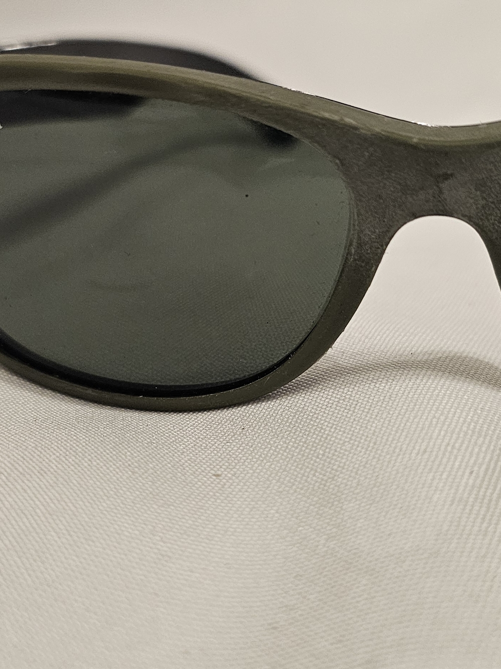 Ray-Ban Classic Wayfarer Sunglasses in Olive Green with Black Case - Picture 8 of 8
